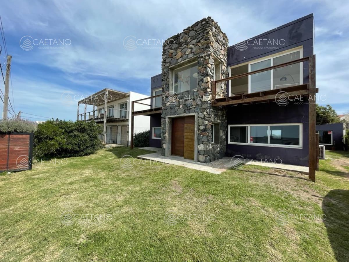 Hermosa casa de dos plantas enfrente al mar ! — foto 2