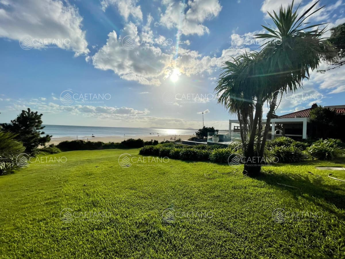 Exclusiva casa sobre la playa de Solanas. Excelentes vistas,  piscina y parrillero con vista al mar. — foto 2