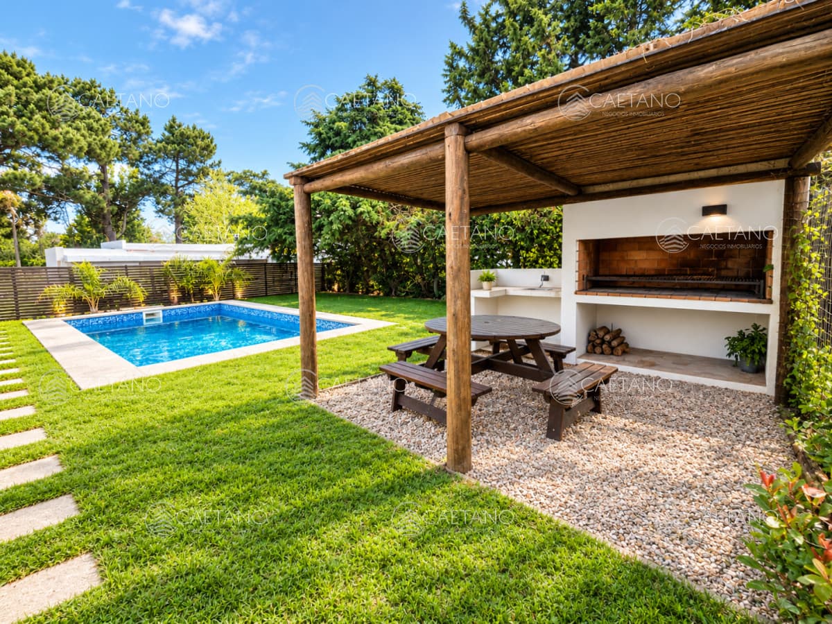 En alquiler casa 5 dormitorios con piscina en Rincon del Indio, playa brava, Punta del Este. — foto 3
