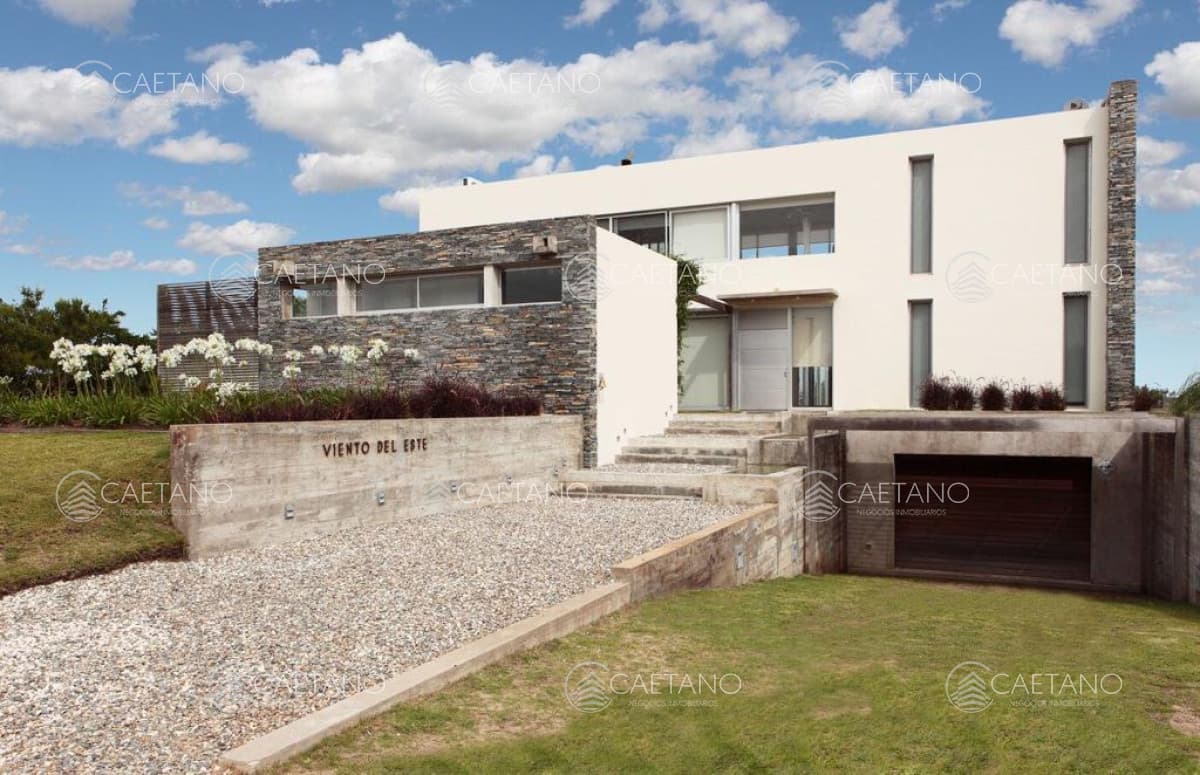 Espectacular casa primera línea!