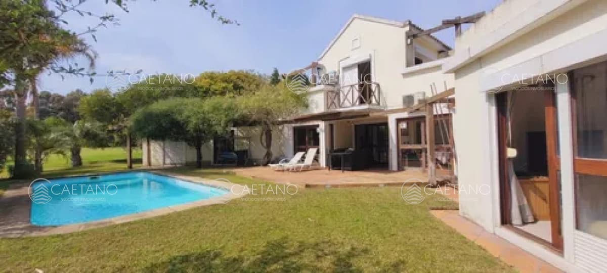Venta casa 5 dormitorios más servicios. Burnet, Punta del Este