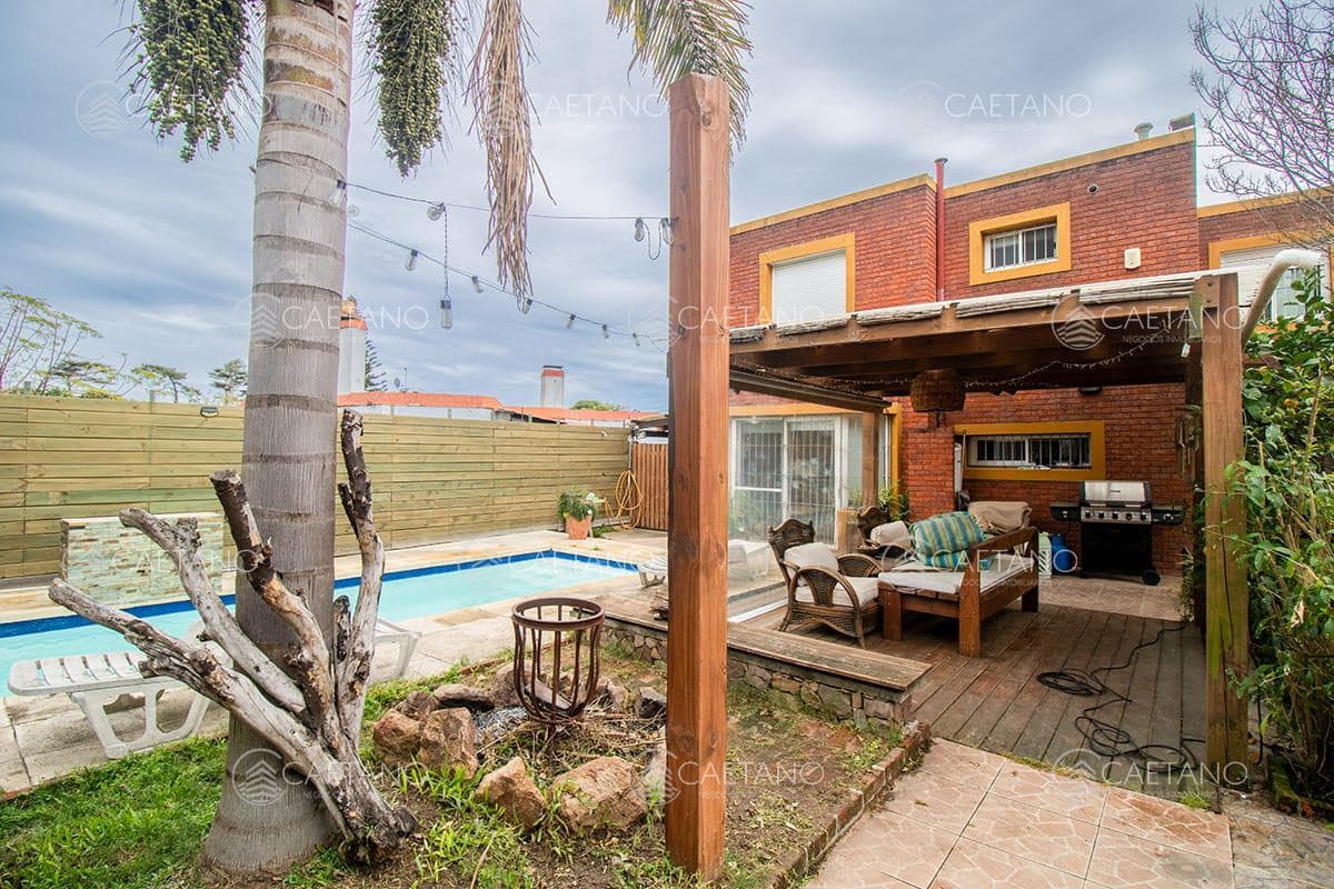 Venta Casa - 4 Dormitorios + Pileta y Parrillero -  Pinares