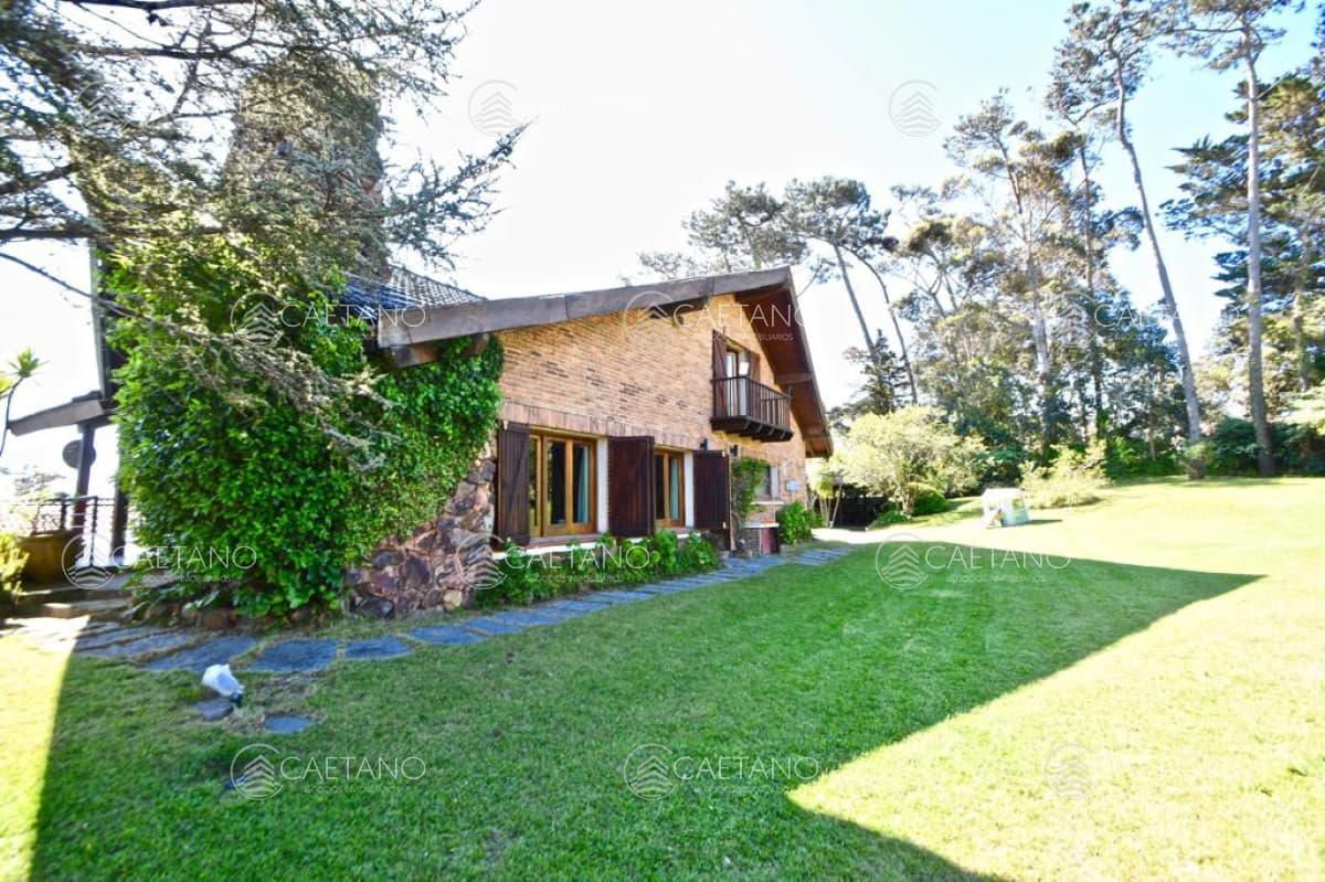 Venta de casa en Mansa, 4 dormitorios + dependencia, 200 mts del mar — foto 3