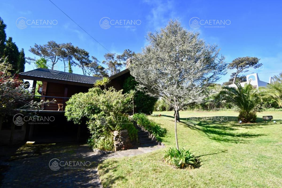 Venta de casa en Mansa, 4 dormitorios + dependencia, 200 mts del mar