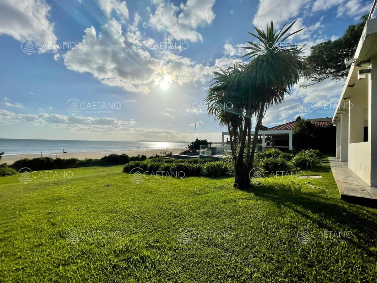 Exclusiva casa sobre la playa de Solanas. Excelentes vistas,  piscina y parrillero con vista al mar. — foto 3