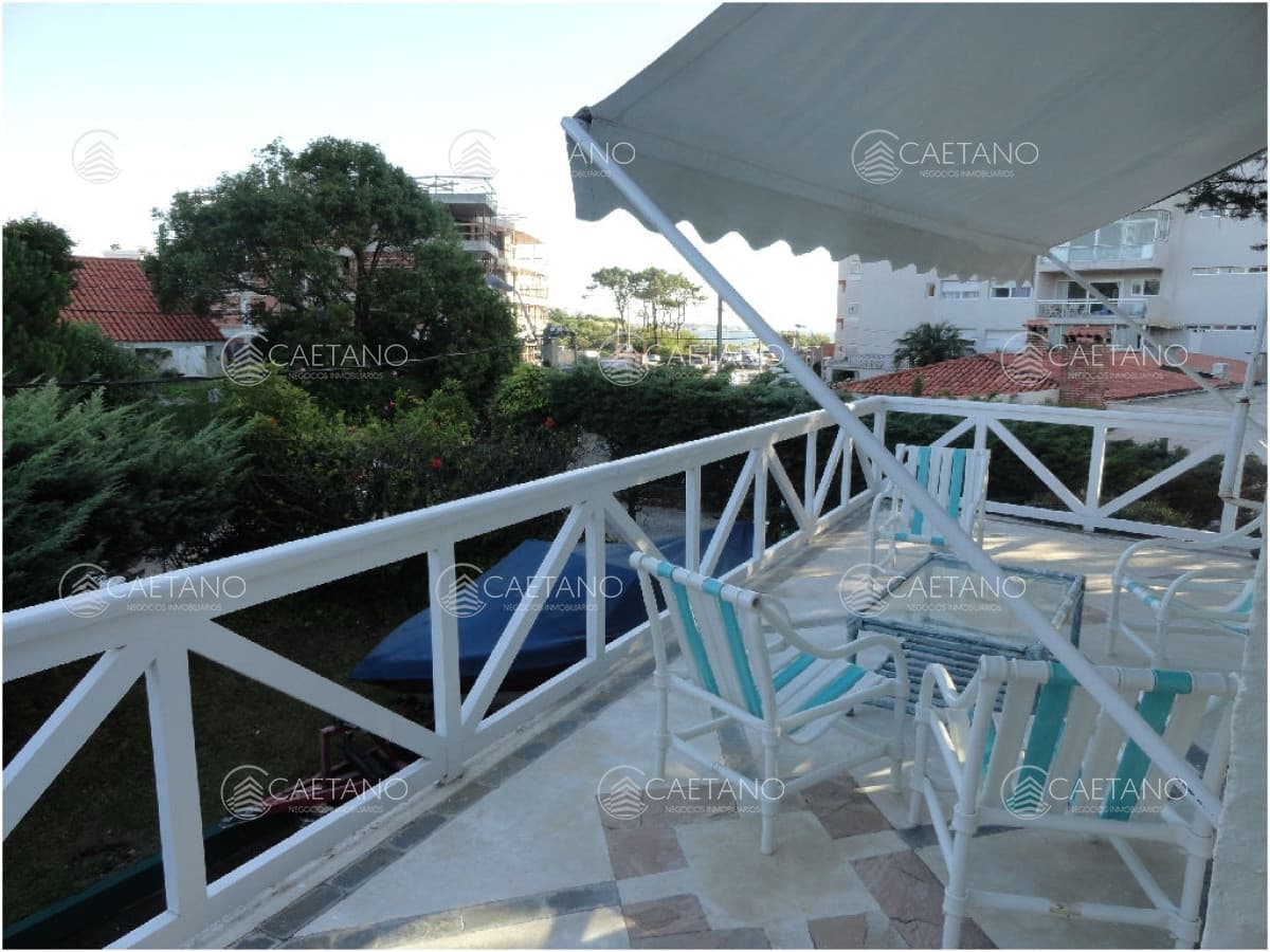 Casa en alquiler y venta..  Zona de playa mansa, a 50 ms del mar. Punta del Este. — foto 2