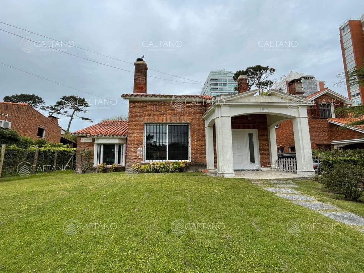 Venta casa  -  4 dormitorios - Playa Mansa -  Punta del Este