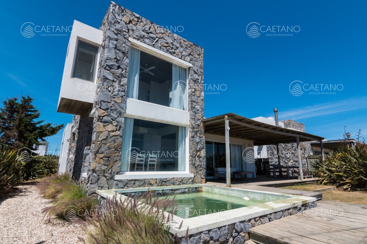 Increíble casa de piedra con piscina en José Ignacio