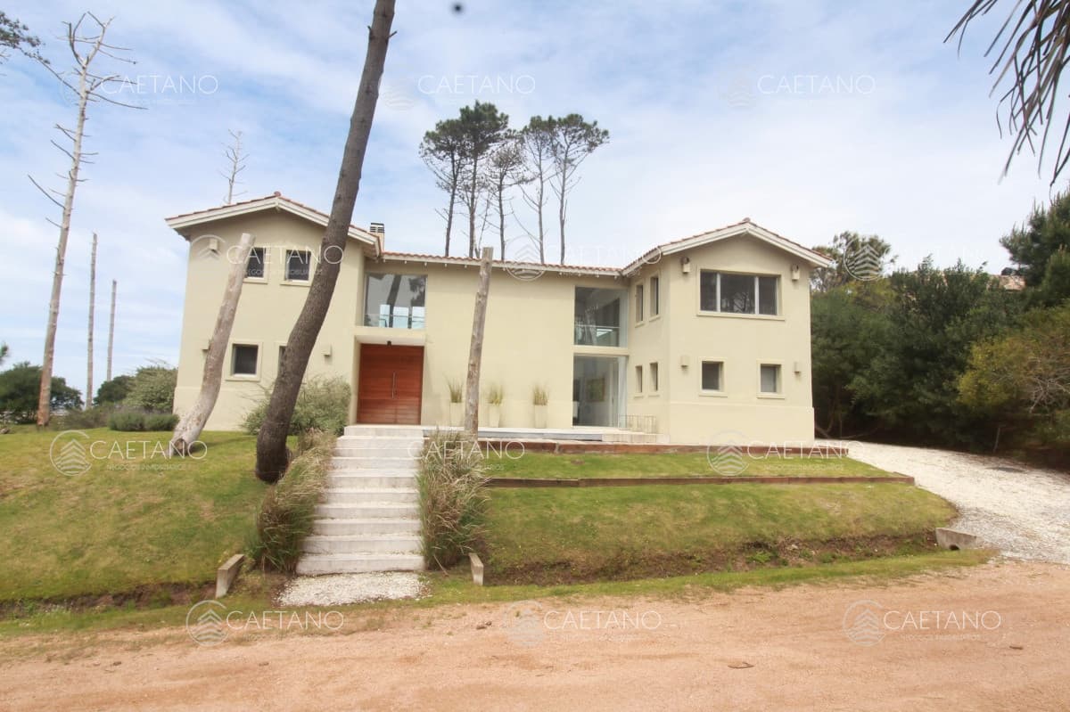 Alquiler Anual de Casa 4 DORMITORIOS + SERVICIO en Laguna Blanca, Montoya. — foto 2