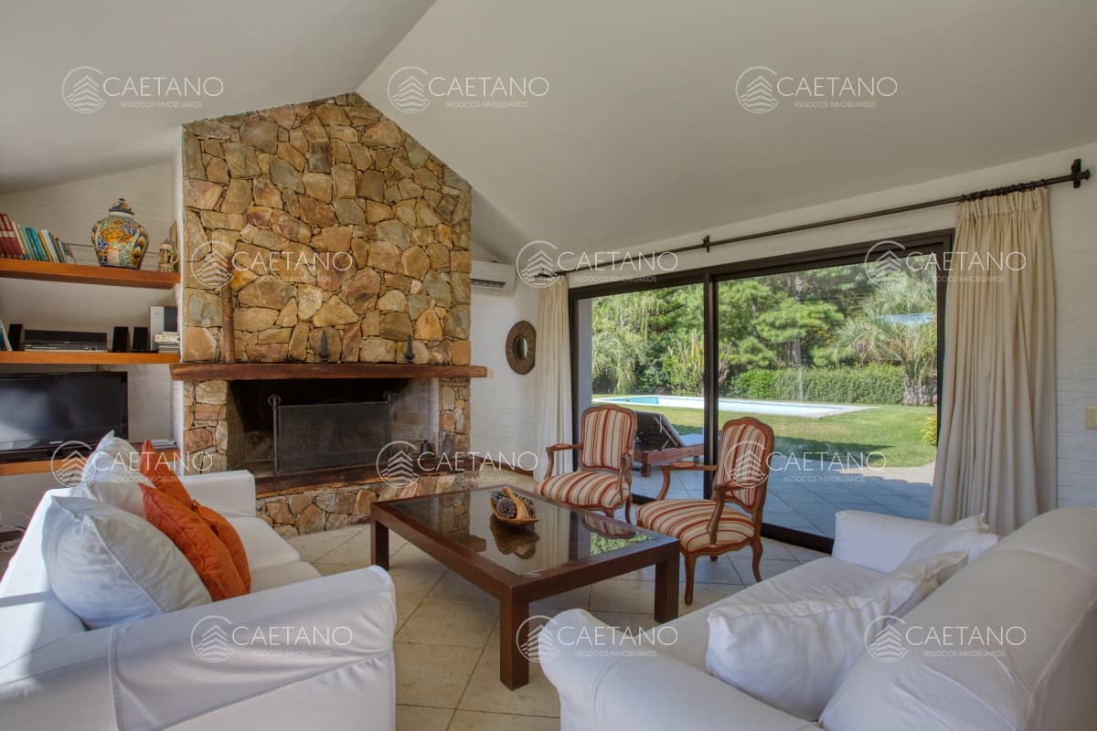 Excelente casa con piscina en alquiler en Rincon del Indio, playa Brava, Punta del Este. — foto 3