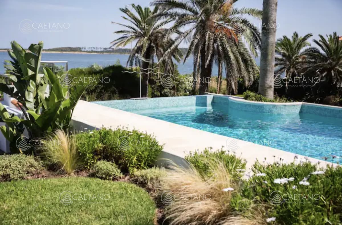Espectacular casa en Punta del Este, península - 5 dormitorios con ascensor