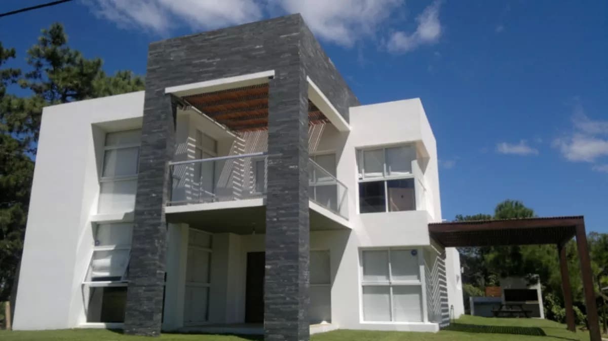 En alquiler casa 5 dormitorios con piscina en Rincon del Indio, playa brava, Punta del Este.