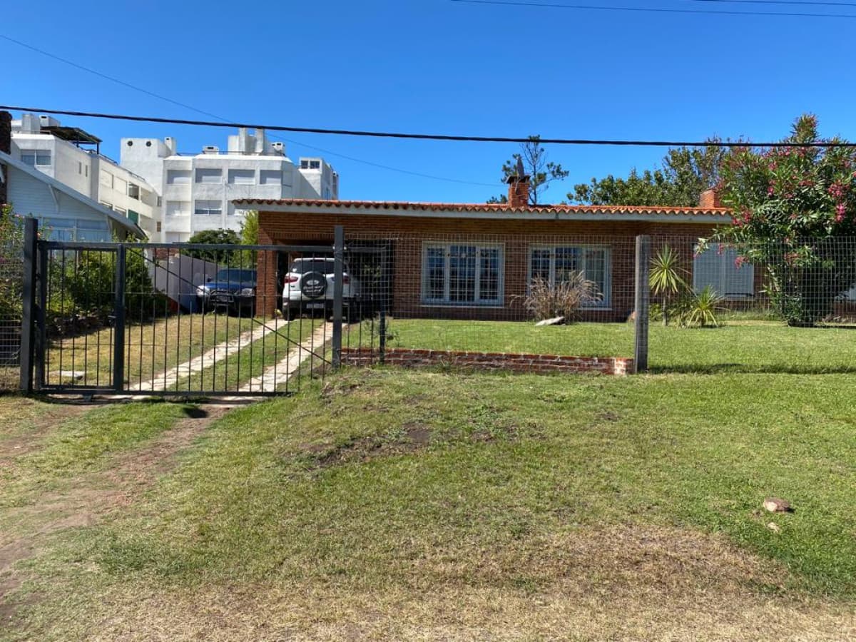 Casa en Pinares, Punta del Este muy próxima al Mar