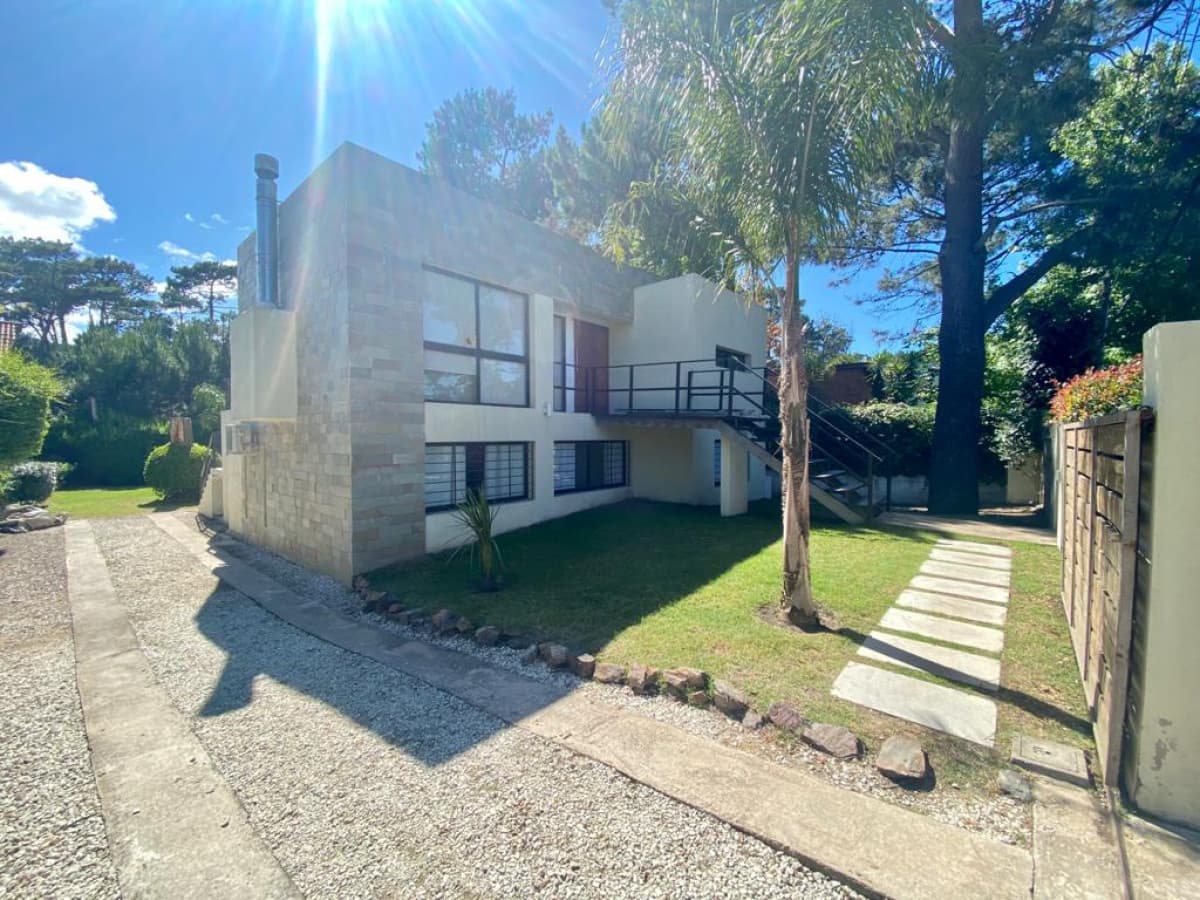 Casa Moderna de Piedra zona Pinares