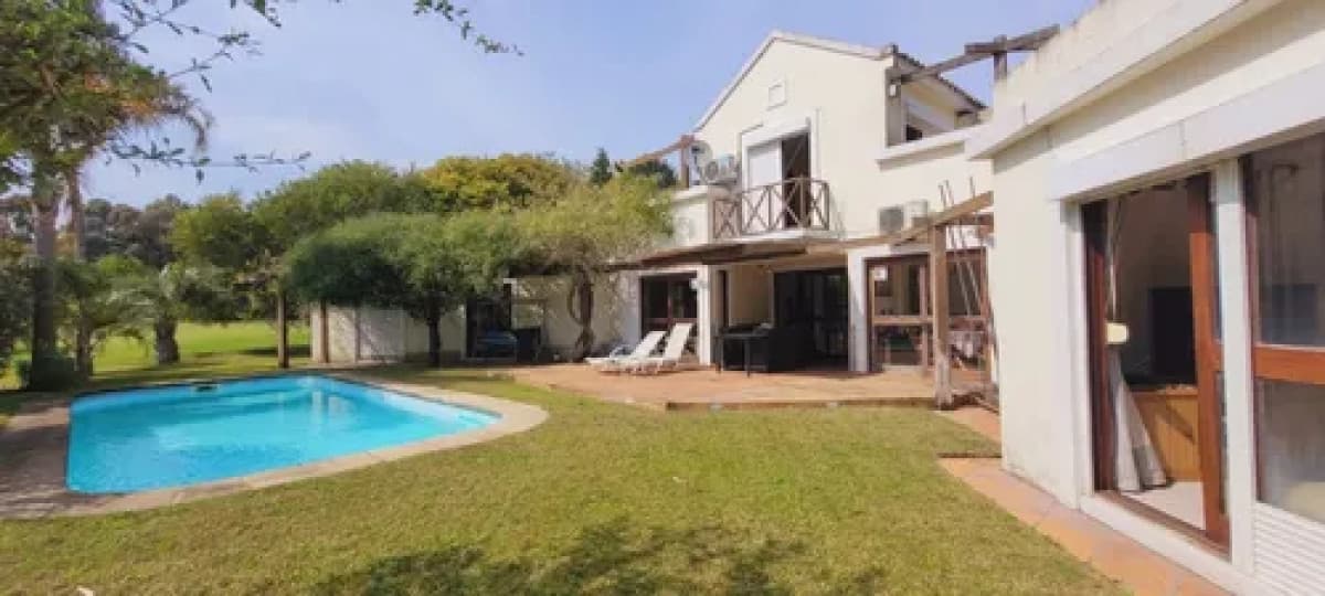 Venta casa 5 dormitorios más servicios. Burnet, Punta del Este