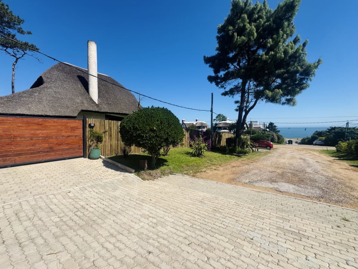 Espectacular casa en Mansa, Punta del Este a pasos del mar - 6 dormitorios