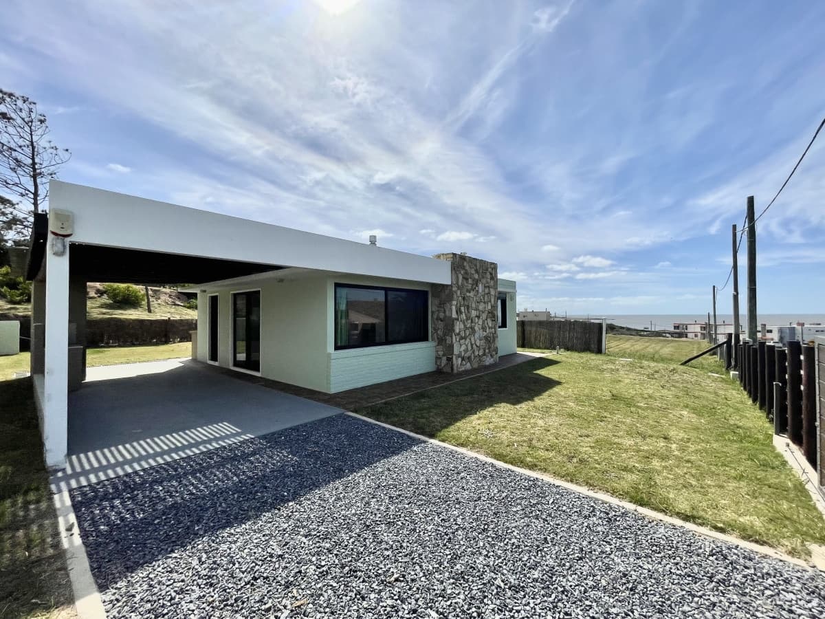 Venta casa - 2 dormitorios + Piscina - Punta Colorada
