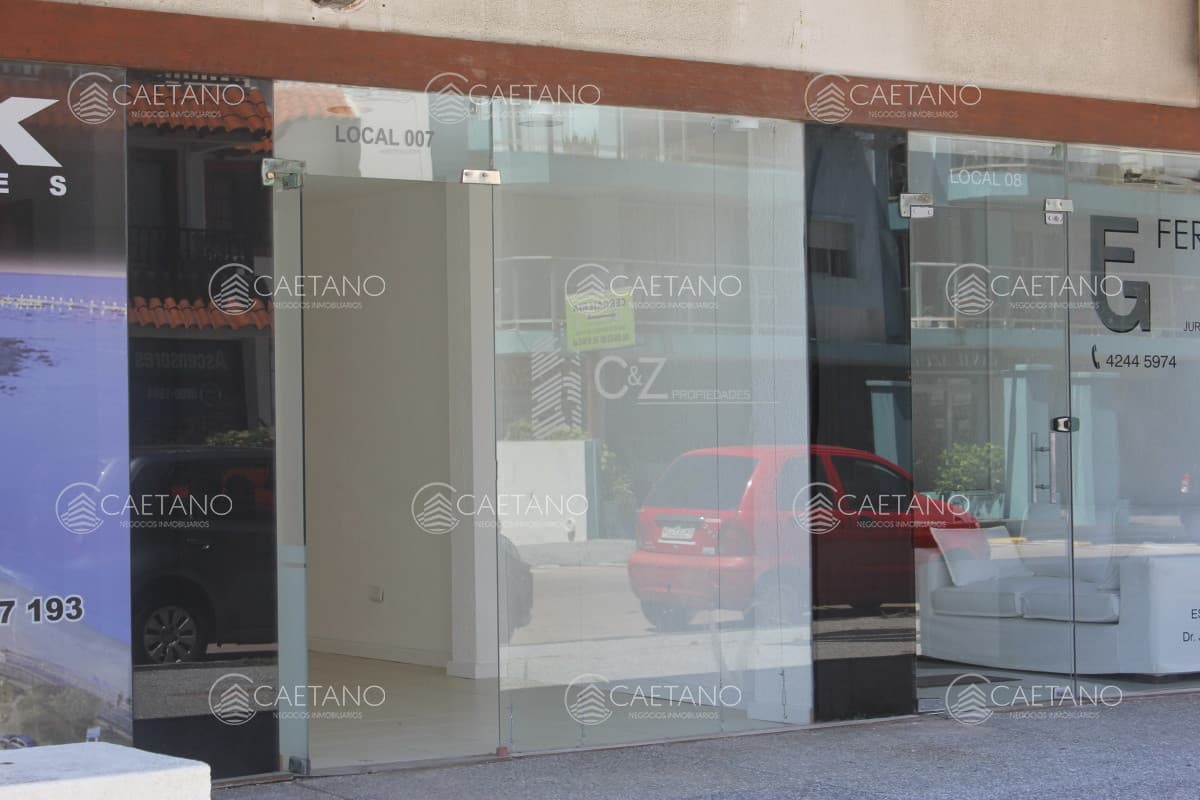 Se alquila o vende local a la calle en Punta del Este, zona Peninsula. — foto 3