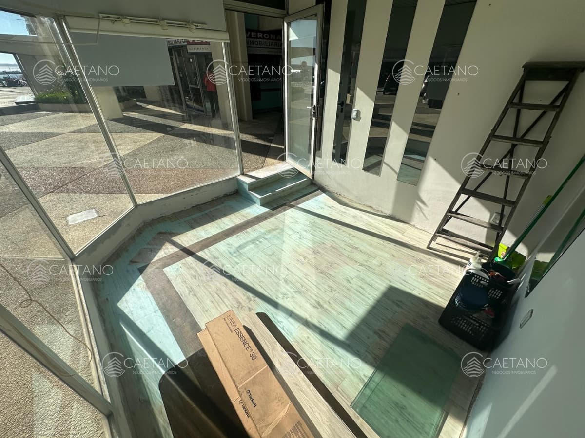 Alquiler Local comercial a media cuadra de Gorlero Punta del Este — foto 2