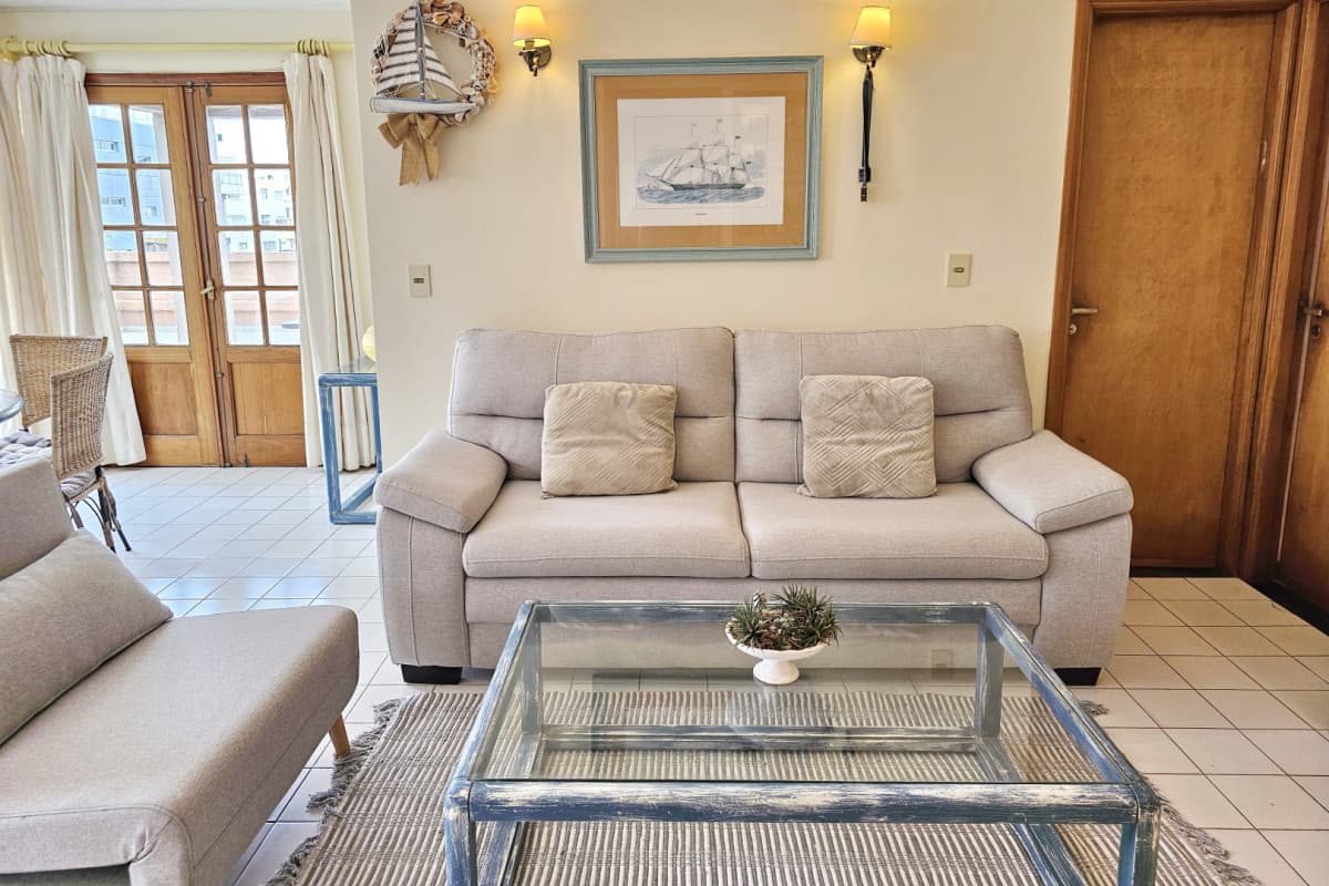 Apartamento de 2 dormitorios y 2 baños a 1 cuadra de Gorlero, con gran terraza y parrillero propio.