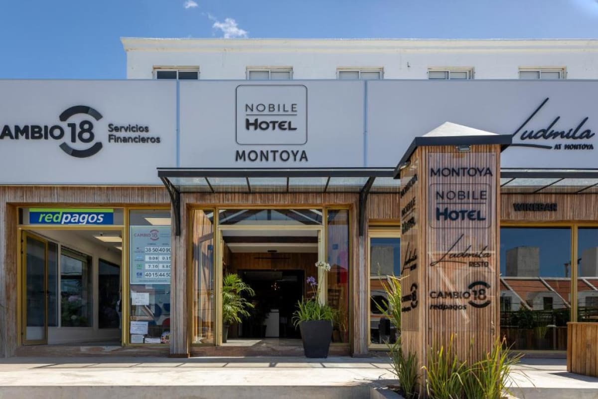 HOTEL HISTÓRICO CON 28 HABITACIONES + 5 LOCALES COMERCIALES EN MONTOYA LA BARRA TOTALMENTE RECICLADO