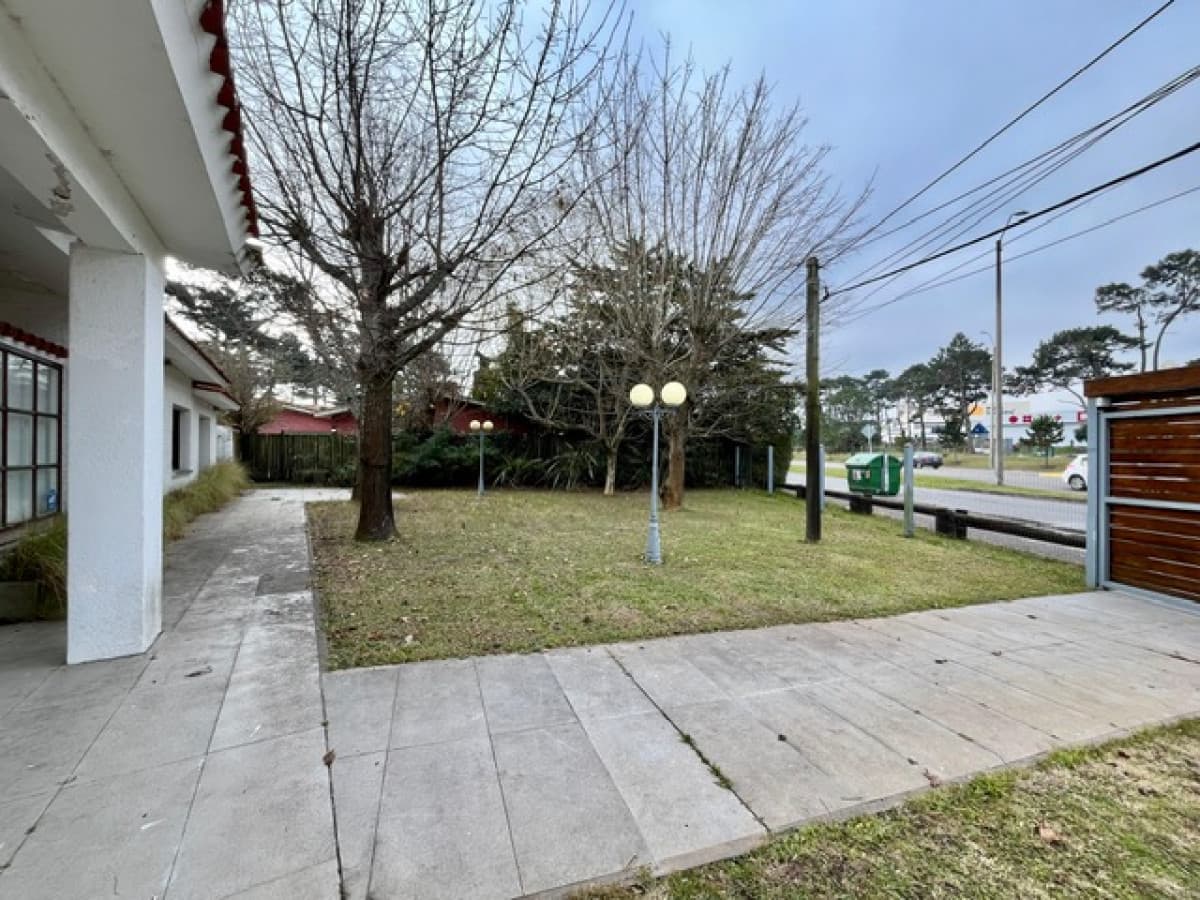 Venta casa sobre Br. Artigas con 4 dormitorios