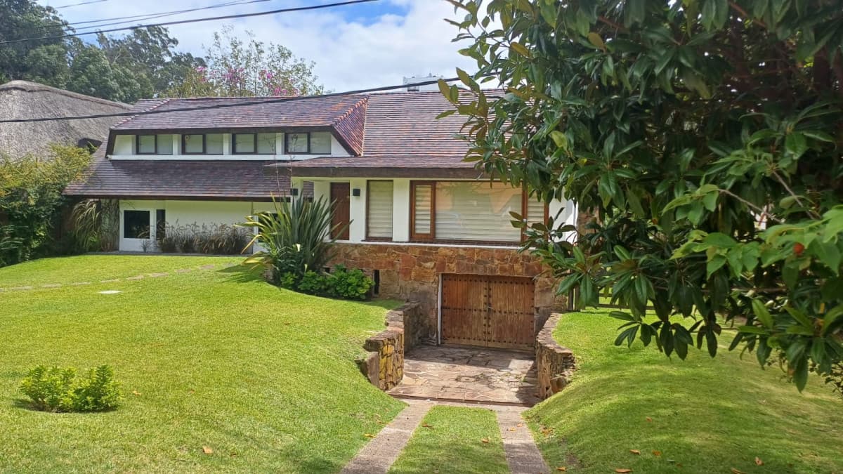 Vende gran casa para vivir todo el año, de 3 dormitorios en Punta del Este
