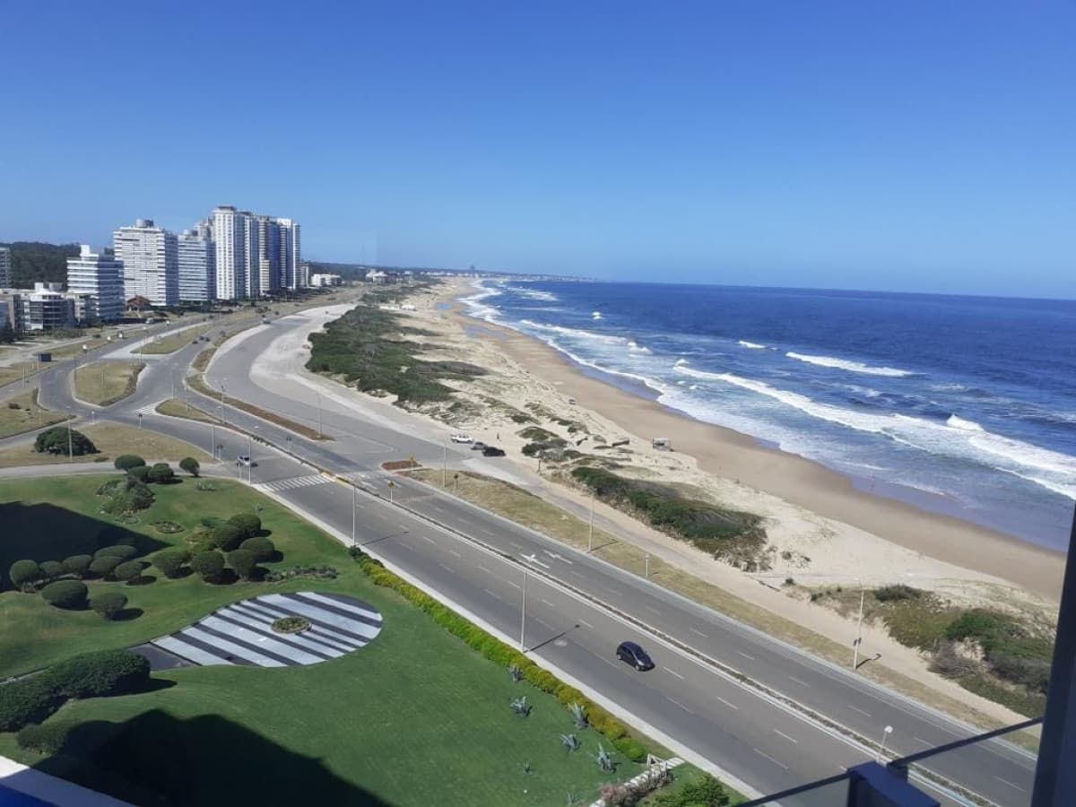 ALQUILER TEMPORADA 3 dormitorios + servicio Playa Brava frente al mar