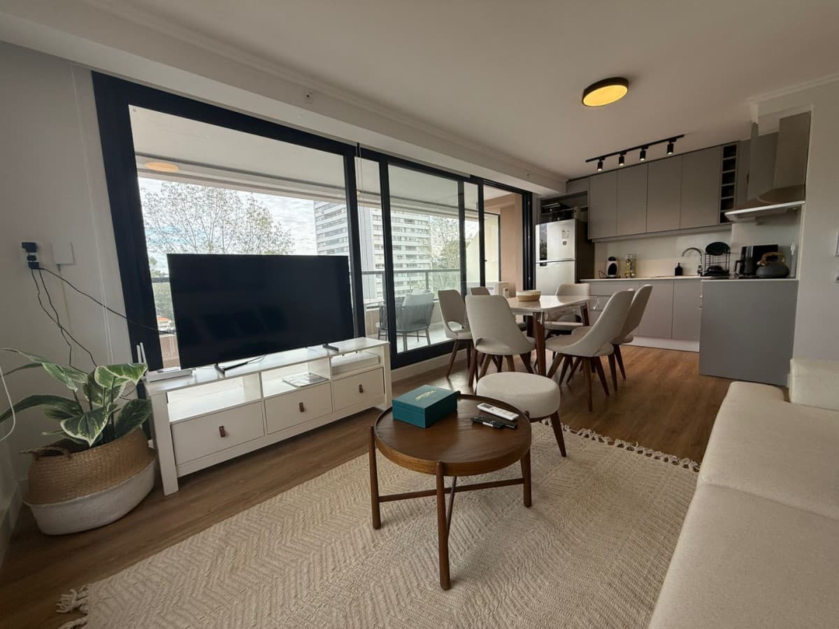 Apartamento de 2 dormitorios alquiler anual con amenities en Punta del este