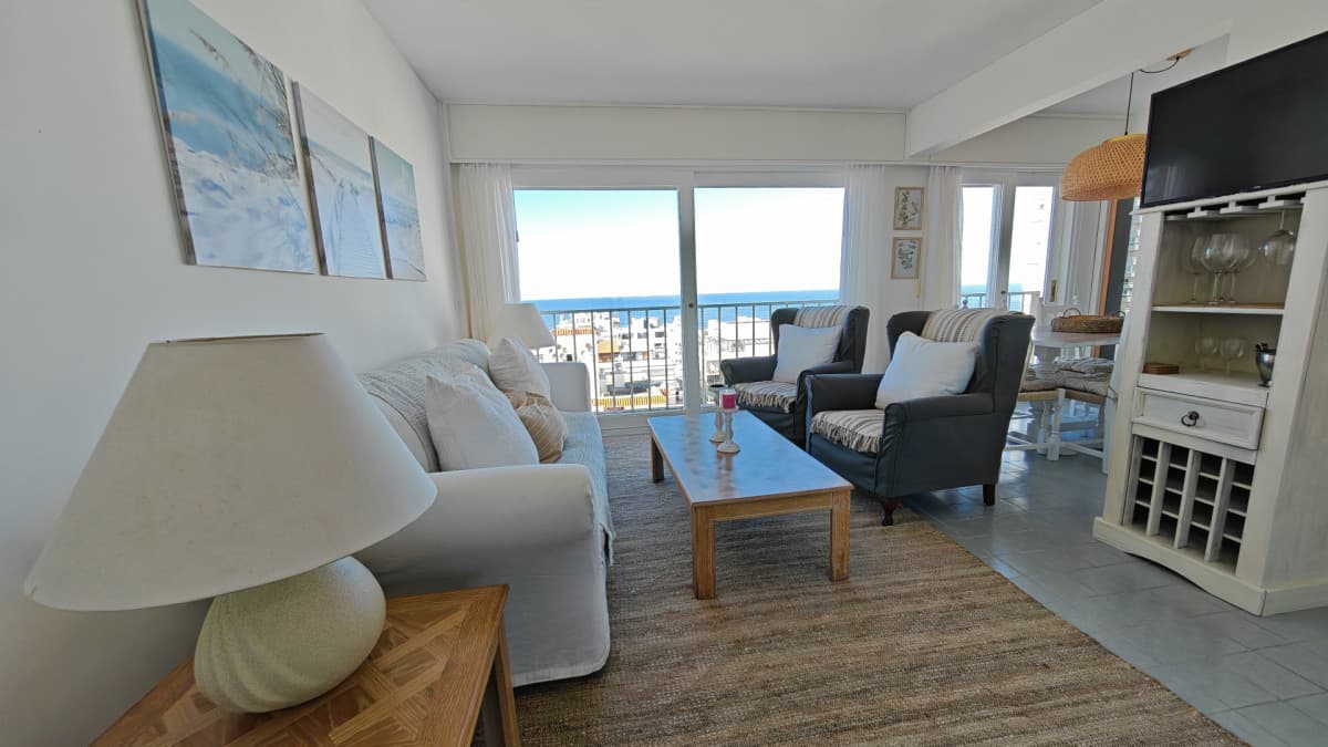 Alquiler anual departamento de 2 dormitorios en Punta del este con vista al mar