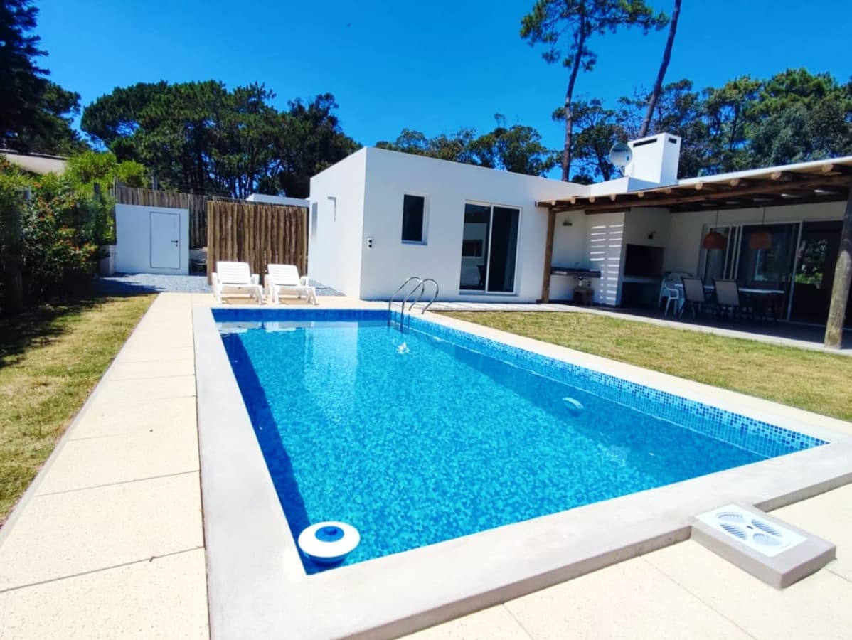 Casa en La Barra con pisicina y parrillero
