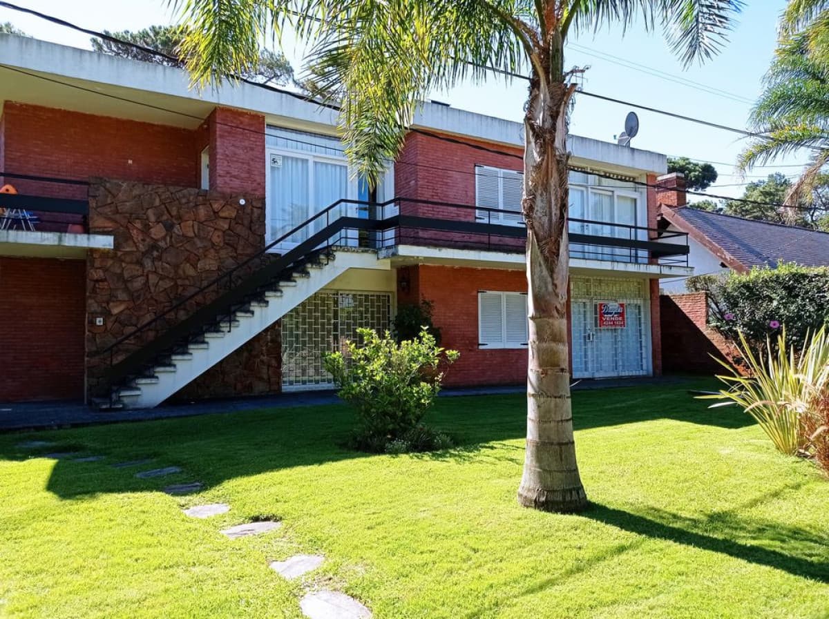Excelente planta baja de 2 dormitorios y 2 baños en zona residencial , bajos gastos de mantenimiento