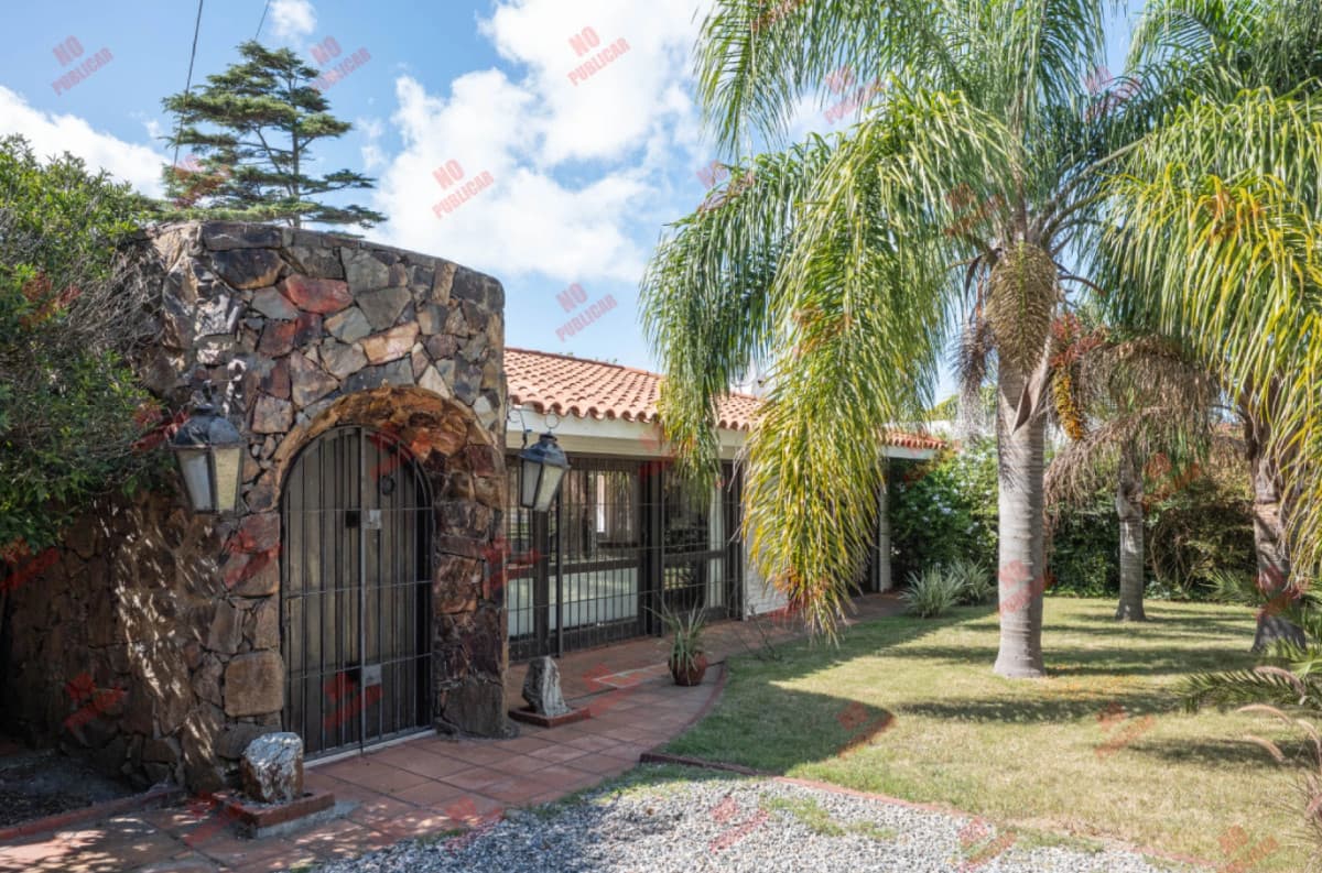 Venta casa 3 dormitorios. Jardines de Córdoba, Punta del Este.