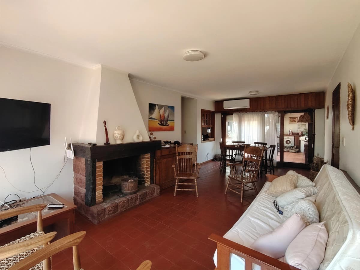 Casa de 3 dormitorios en alquiler anual, Playa Mansa, Punta del Este.